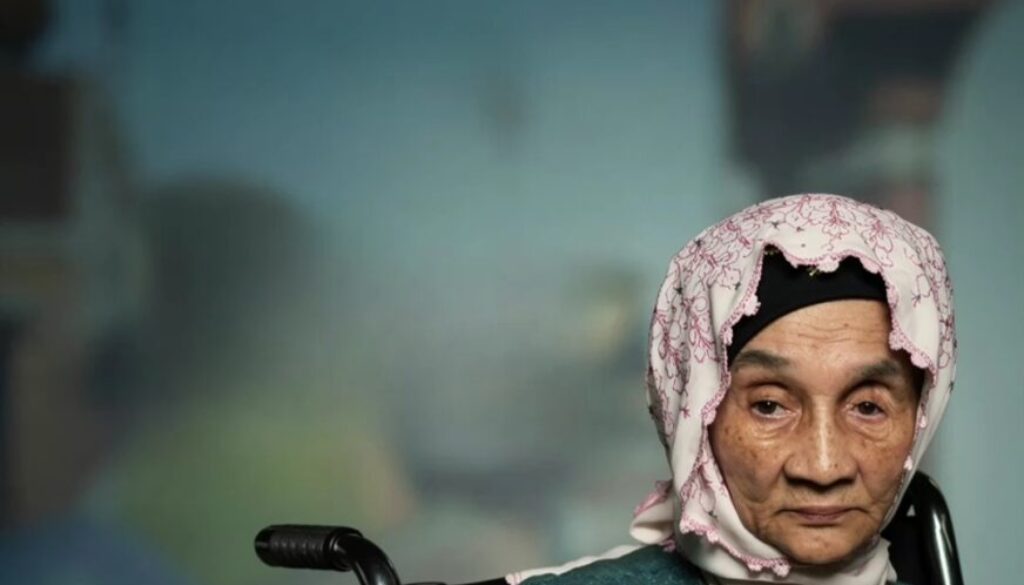 MIMI RASINAH Wanita di Balik Topeng