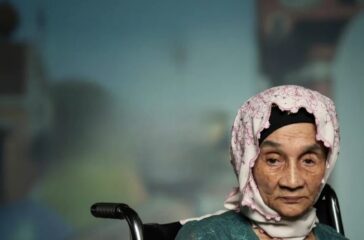 MIMI RASINAH Wanita di Balik Topeng